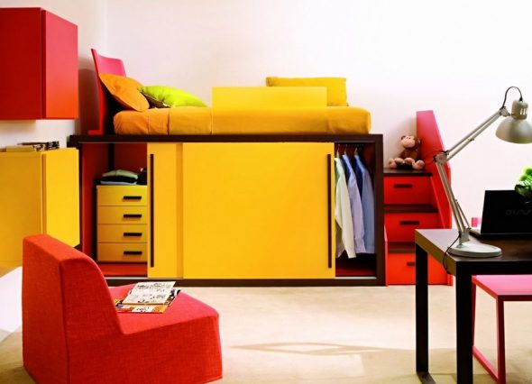Scala con podio per un letto soppalcato luminoso e originale
