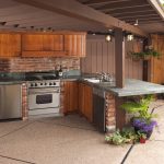 Cucina estiva sotto una tettoia