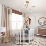 Bambino con la madre vicino al letto