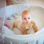 Bambino in un letto rotondo