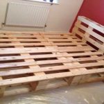 Mobili in pallet di legno - un letto per una casa estiva e una casa