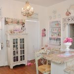 Mobili fai da te decoupage in un interno di cucina bianca