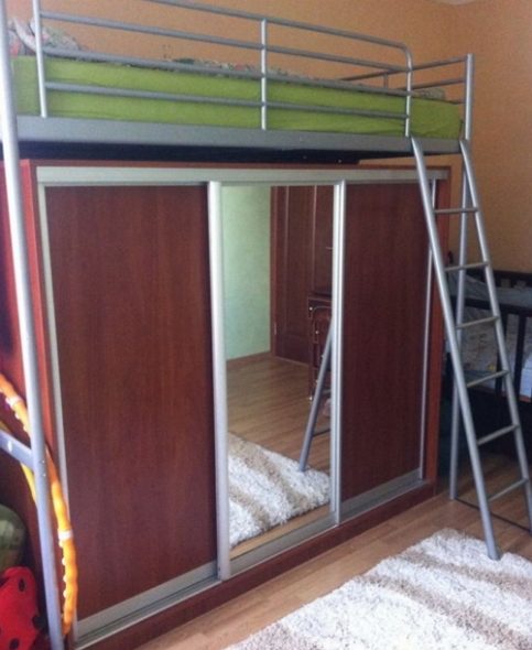 Letto in metallo sopra l'armadio