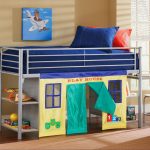 Letto in metallo con casetta