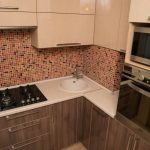 Microonde e forno in un mobile alto in una cucina angolare