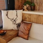 Noce milanese abbinato ad elementi decorativi in ​​pelle