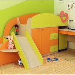 Letto trasformabile in miniatura con scivolo e tavolo estraibile