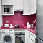 Cucina in miniatura con mobiletto, macchina e piano cottura integrati