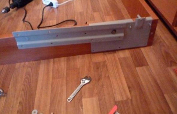 Installazione del telaio del letto armadio
