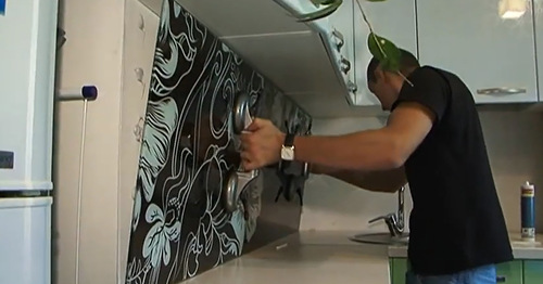 Installazione di pannelli per grembiuli da cucina