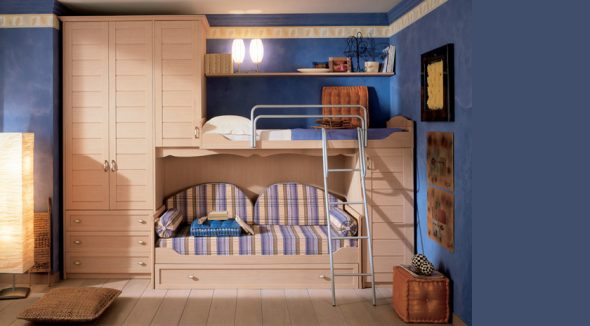 Letto a castello insolito costruito in una nicchia