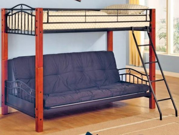 Letto a soppalco insolito con pali in legno e barre di metallo vintage