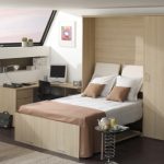 Insolito armadio-letto in soffitta