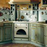 Cucina insolita con forno incorporato in stile provenzale