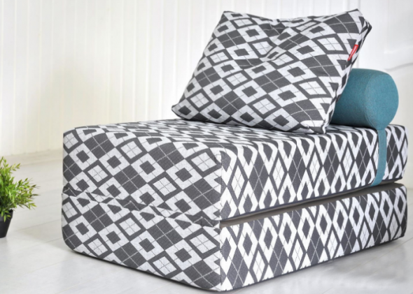 Poltrona letto con ornamento insolito