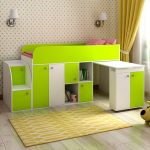 Modello letto basso con tavolo estraibile e comodi armadietti