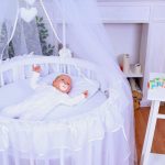 Neonato in una culla rotonda