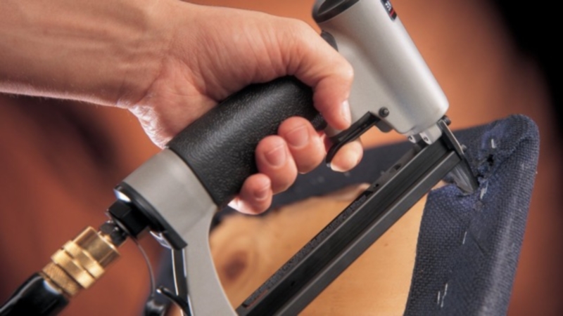 tappezzeria con una spillatrice