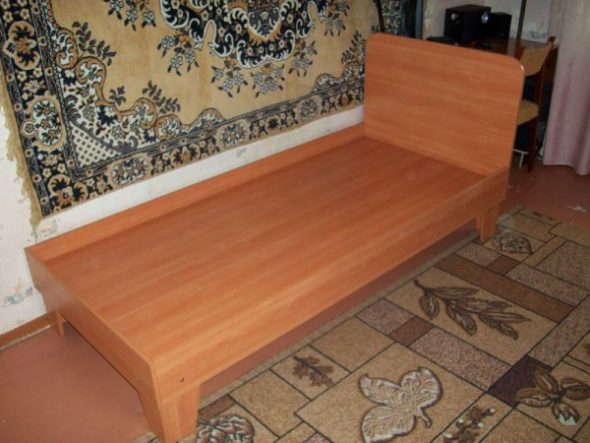 Letto singolo con testiera attaccata