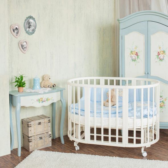 Culla ovale per neonati nella cameretta dei bambini