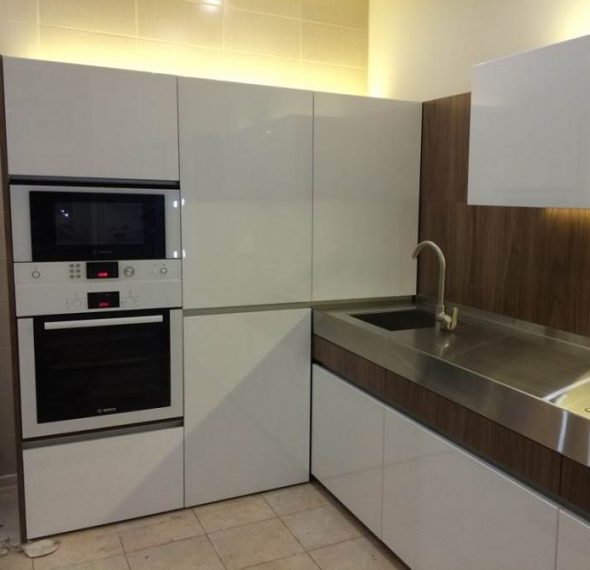 Mobile in stile minimalista per forno e forno a microonde