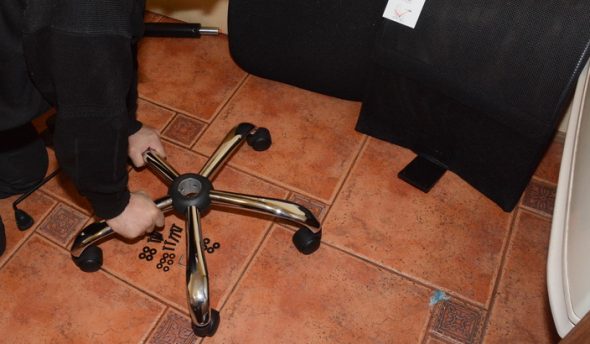 Premiamo tutto il nostro corpo sulle gambe della sedia da ufficio