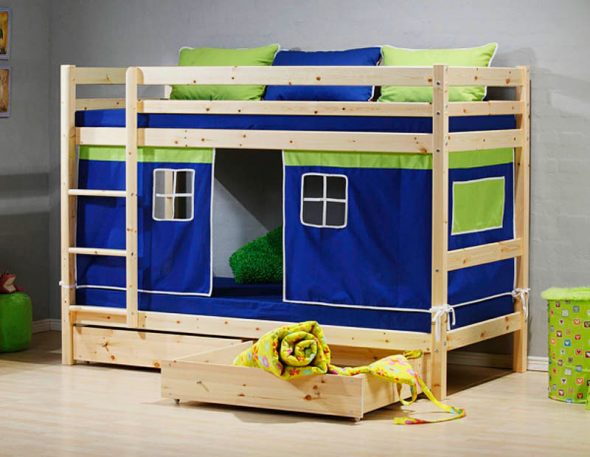 Esempio di letto per bambini con casette sottostanti