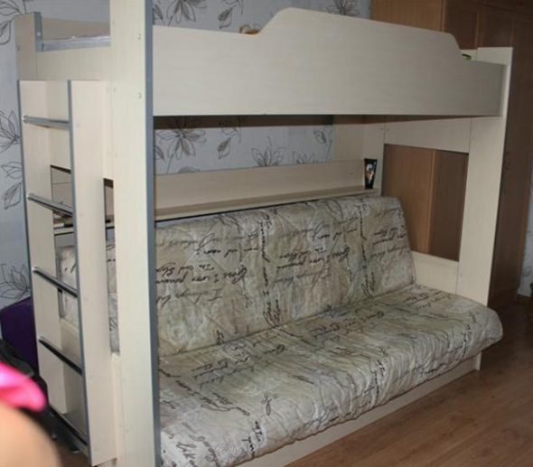 Robusto letto a soppalco in legno