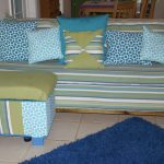 Divano a righe con pouf