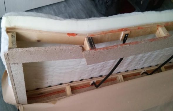 Controlliamo la struttura e la base del divano