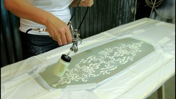 Dipingere mobili usando uno stencil
