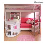 Letto a soppalco rosa con divano e zona studio