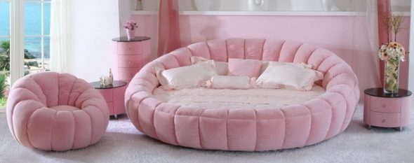 Letto rotondo rosa con pouf rosa tenue