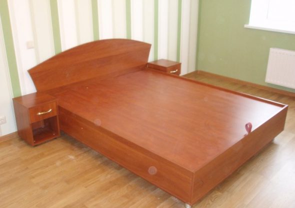 Letto con meccanismo di sollevamento