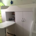 Armadio con scrivania incorporata e letto sopra