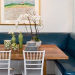 Divano blu nell'angolo della cucina
