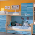 Letto a castello blu con cuccette sfalsate