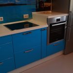 Cucina blu con forno incorporato