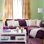 Combinazione di colori viola e bianco negli interni