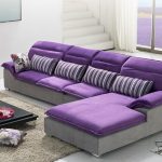 Combinazione di colori grigio e viola negli interni in stile minimalismo
