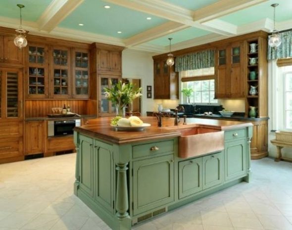 Verde chiaro e marrone nell'interno della cucina
