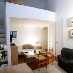Camera da letto su 2 livelli e soggiorno su 1 livello in un piccolo appartamento