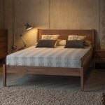 Camera da letto in stile loft con mobili in noce