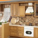 Elegante cucina in legno con decorazioni