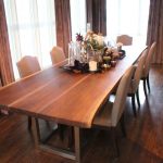 Ampio tavolo da pranzo in noce spagnolo scuro