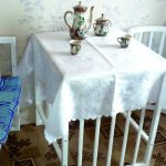 Un tavolo e due sedie dal letto di un bambino