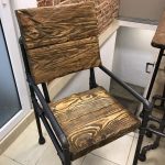 sedia realizzata in tubo profilato e legno