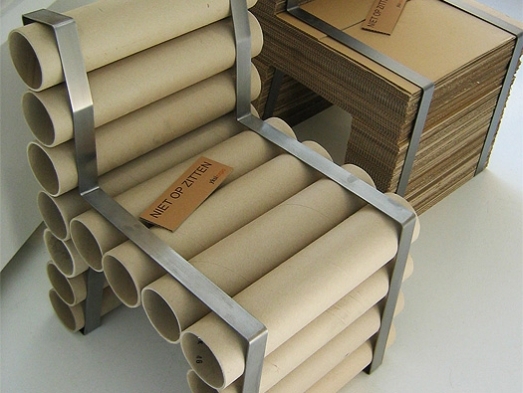 Sedia realizzata con bobine di cartone
