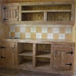 Cucina in legno chiaro per una casa estiva