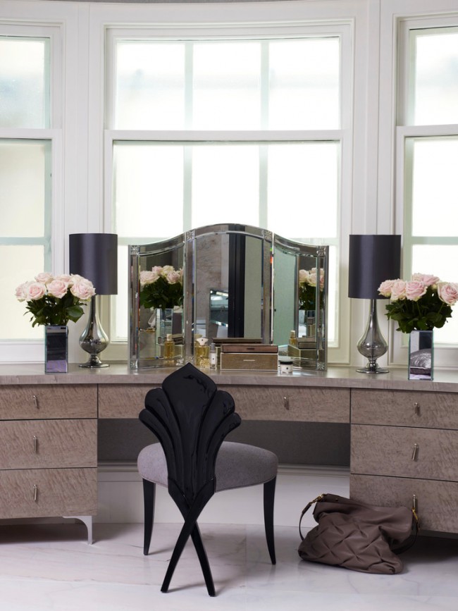tavolo da trucco con fiori